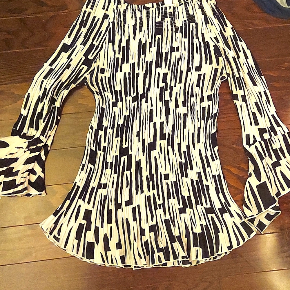 Black & white blouse